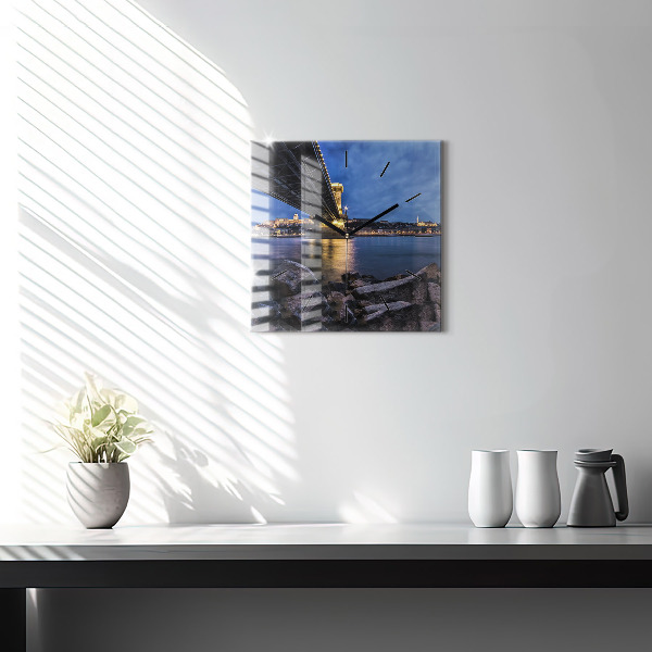 Štvorcové hodiny Skalnaté pobrežie pod mostom