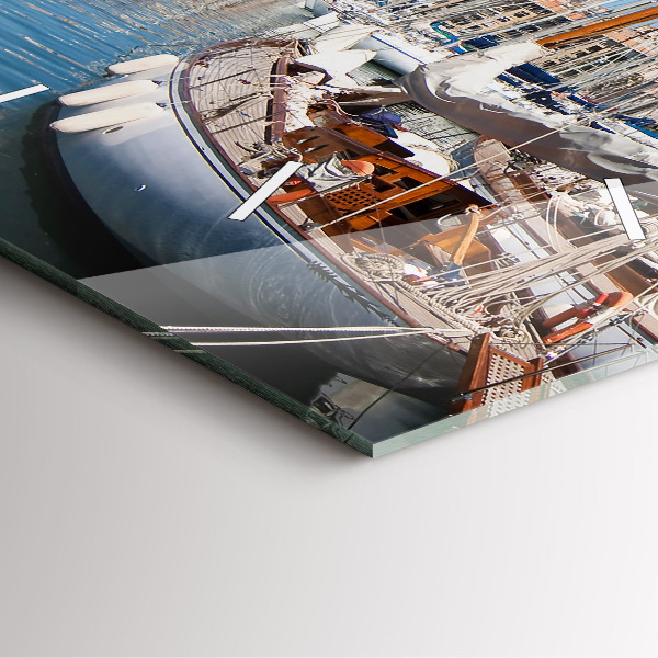 Štvorcové hodiny Marina v Marseille vo Francúzsku