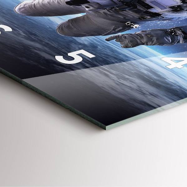 Štvorcové hodiny Astronaut nad zemou