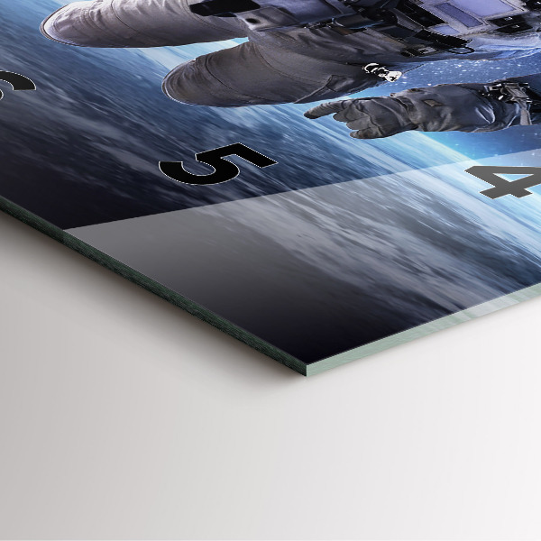 Štvorcové hodiny Astronaut nad zemou