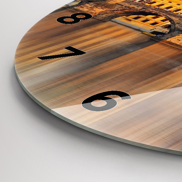 Okrúhle hodiny Panoráma nad riekou