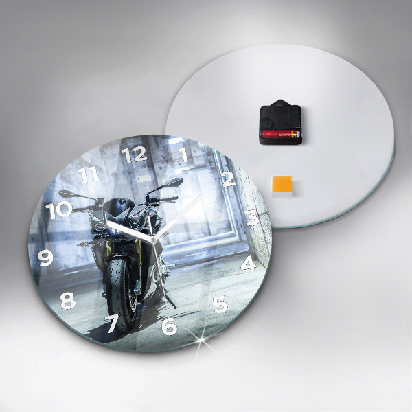 Okrúhle hodiny Motorka v uličke