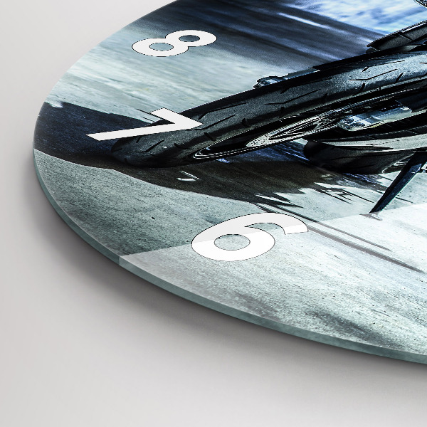 Okrúhle hodiny Motorka v uličke