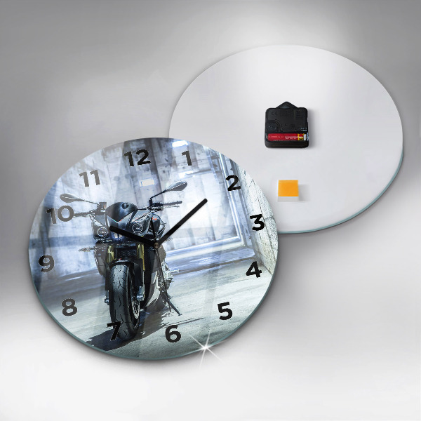 Okrúhle hodiny Motorka v uličke