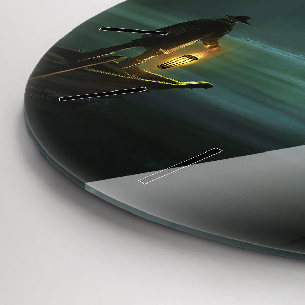 Okrúhle hodiny Muž a monštrum v močiari