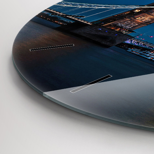 Okrúhle hodiny Tower Bridge v noci v Londýne