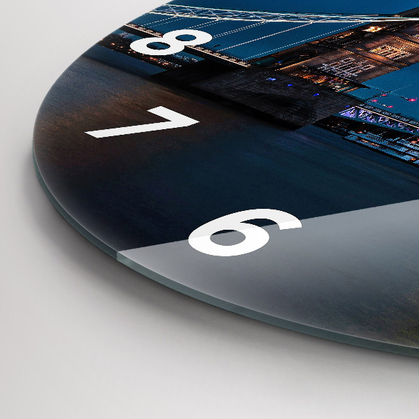 Okrúhle hodiny Tower Bridge v noci v Londýne