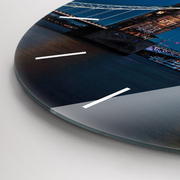 Okrúhle hodiny Tower Bridge v noci v Londýne