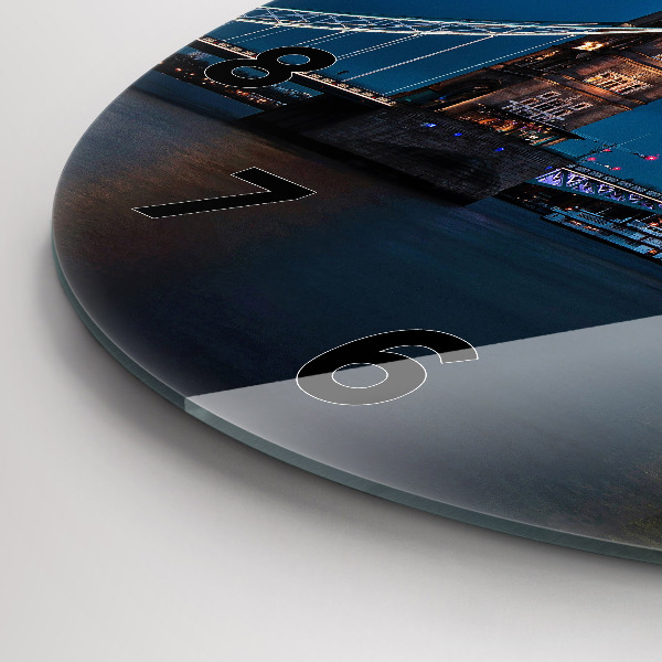 Okrúhle hodiny Tower Bridge v noci v Londýne