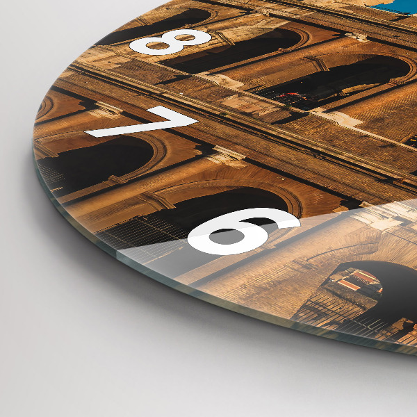 Okrúhle hodiny Koloseum v Taliansku