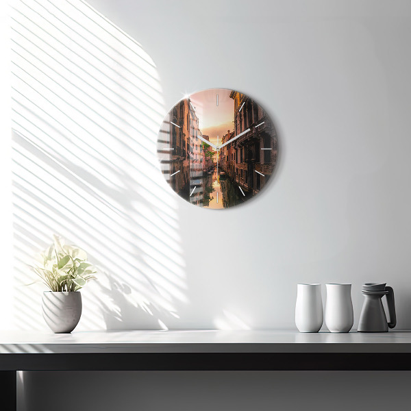 Okrúhle hodiny Pohľad na kanál v meste