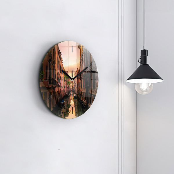 Okrúhle hodiny Pohľad na kanál v meste