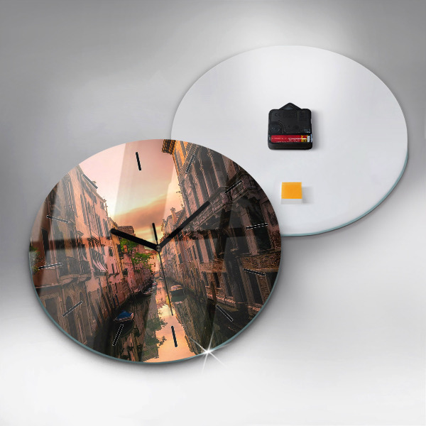 Okrúhle hodiny Pohľad na kanál v meste