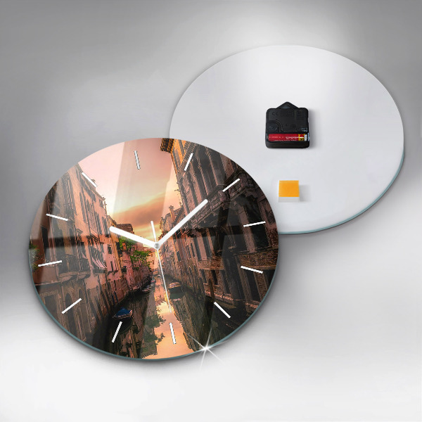Okrúhle hodiny Pohľad na kanál v meste