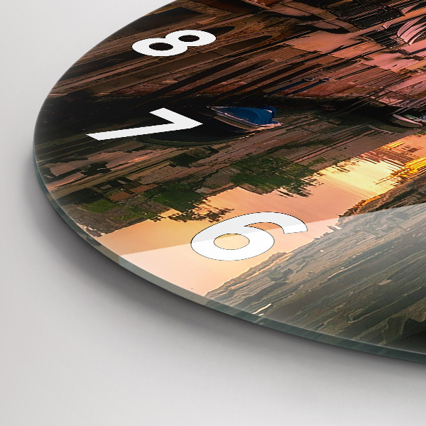 Okrúhle hodiny Pohľad na kanál v meste