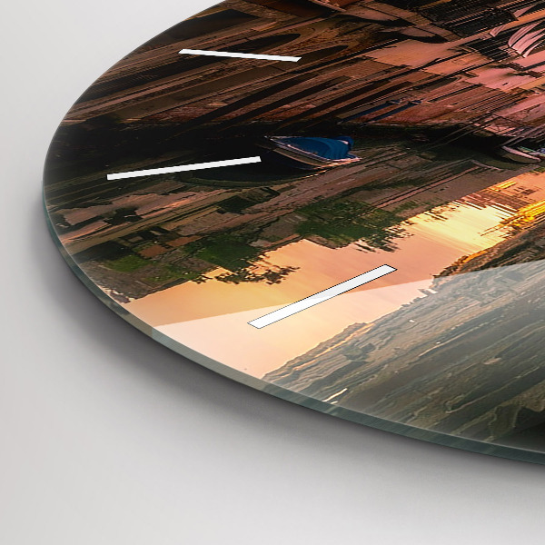 Okrúhle hodiny Pohľad na kanál v meste