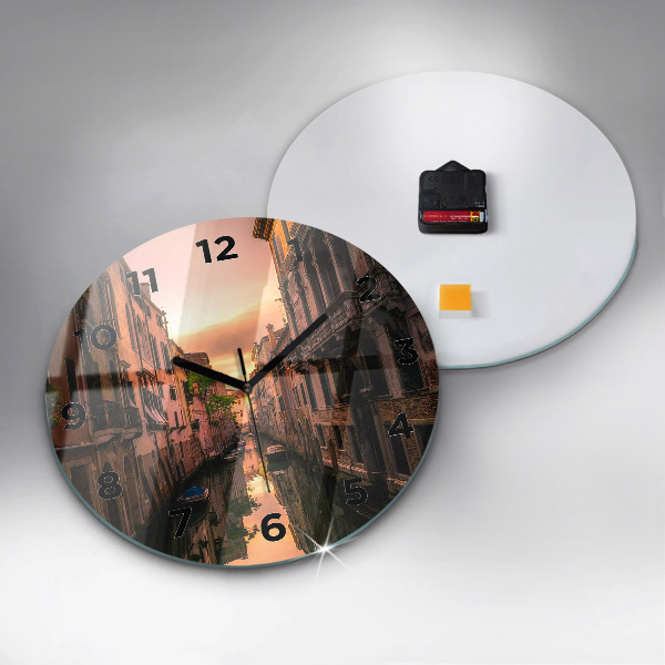 Okrúhle hodiny Pohľad na kanál v meste