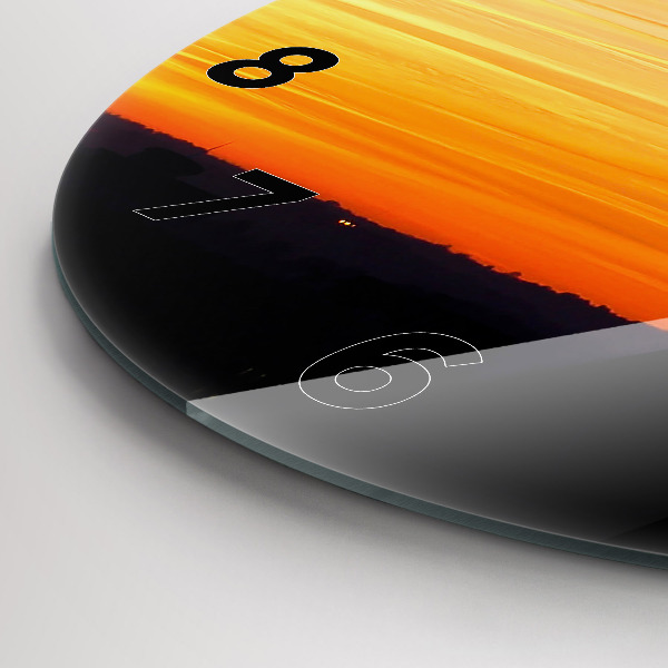 Okrúhle hodiny Budova a západ slnka