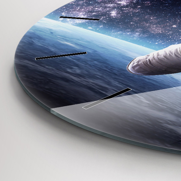 Okrúhle hodiny Astronaut nad zemou